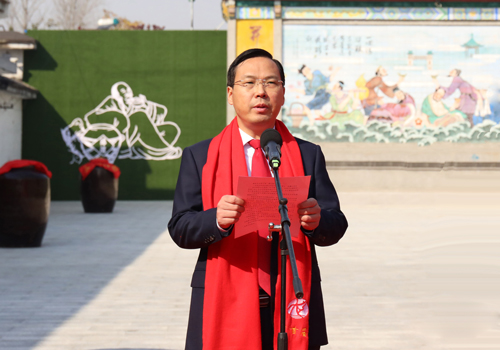 8湯溝酒業(yè)總經(jīng)理鄭軍主持洪昇像揭幕儀式